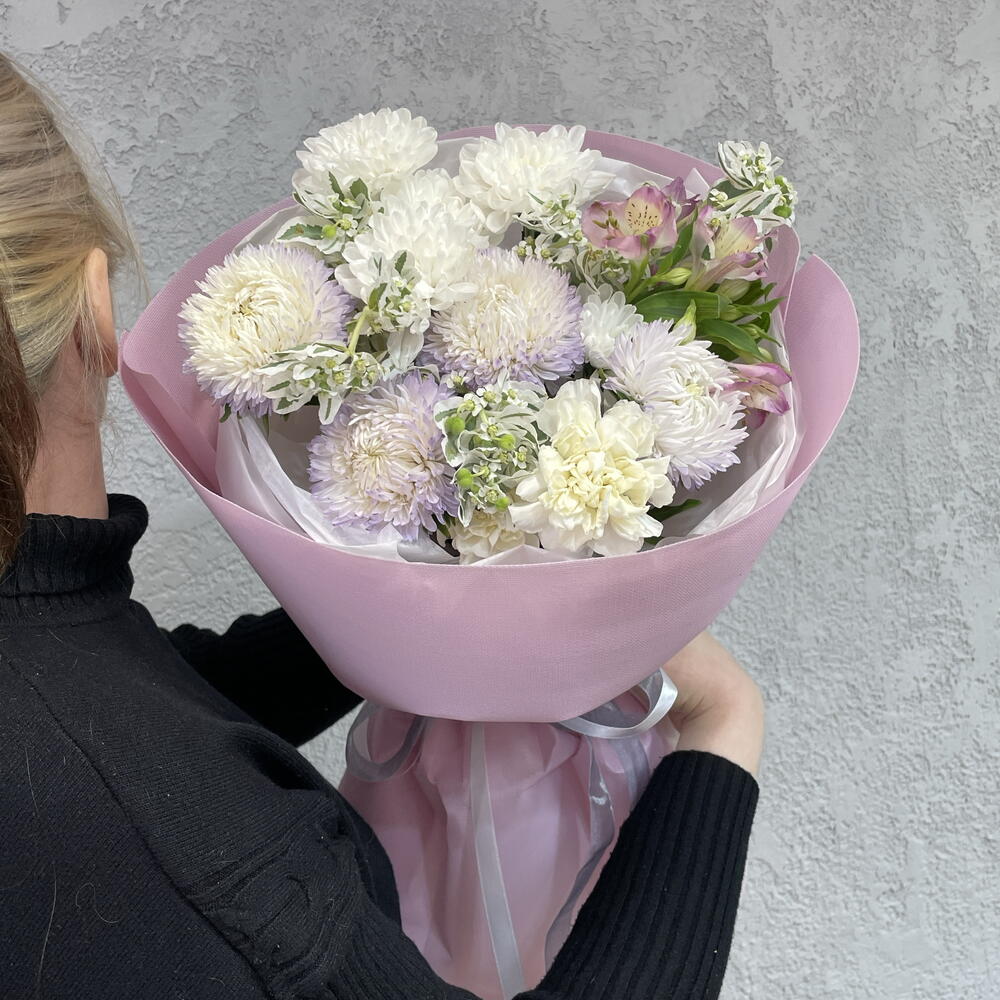 Букет из хризантемы, альстромерии, диантуса, астры и молочая💐