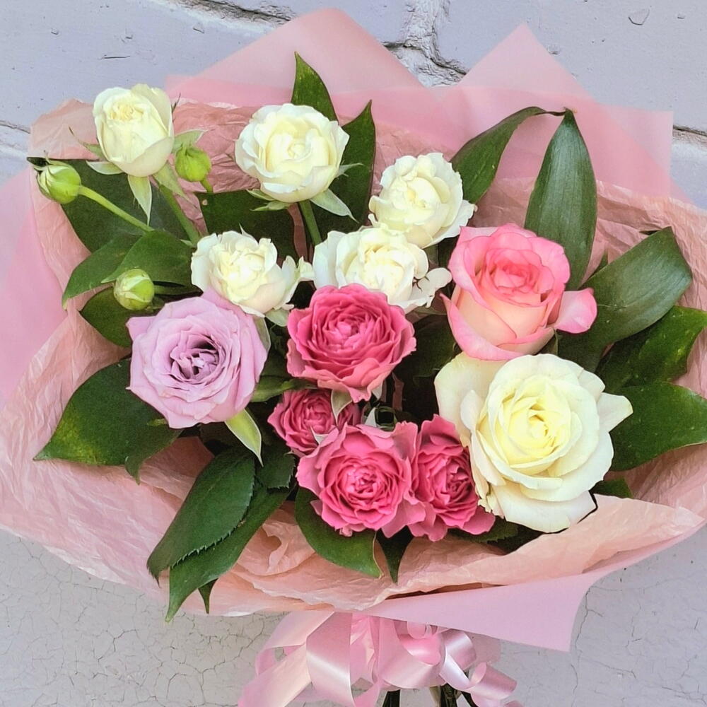 Букет с кустовыми и пионовидной розами 🤍🩷💜