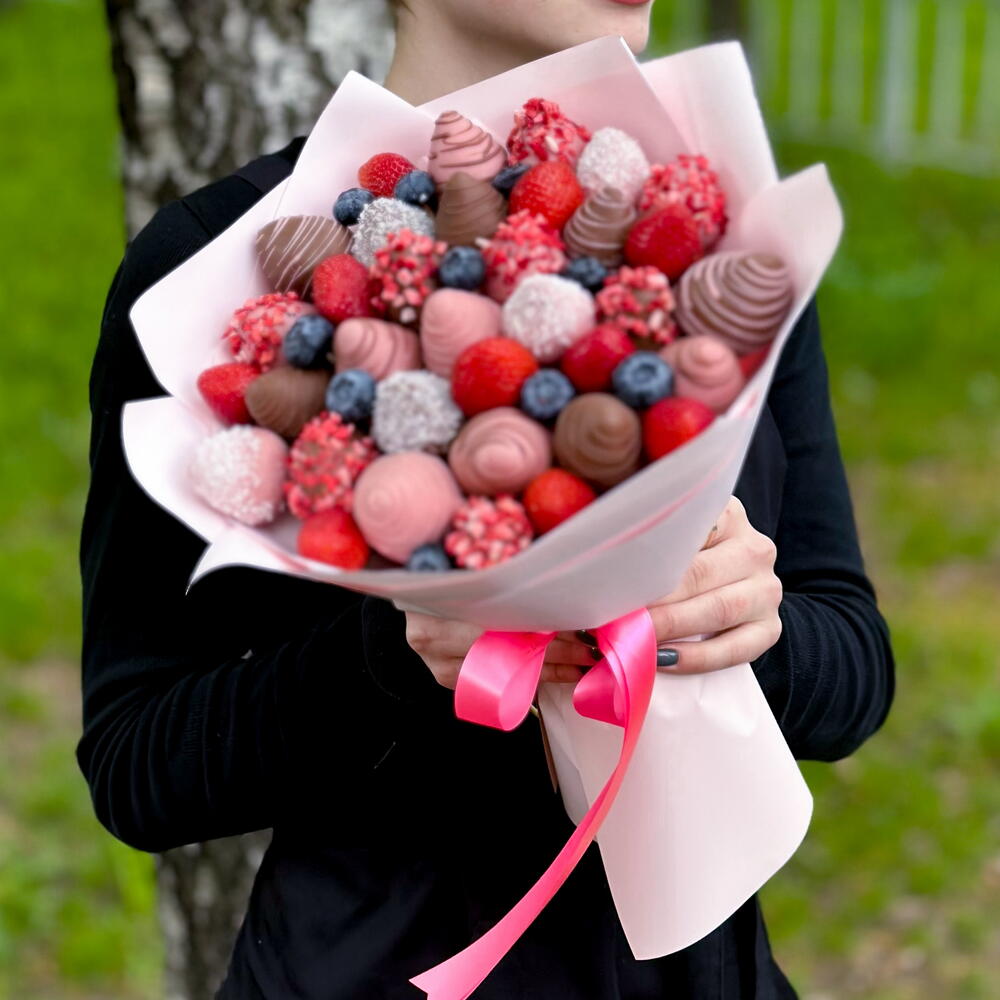 A bouquet of strawberries. Chocolate-covered strawberries. Gift set 037. Leora-chocolate