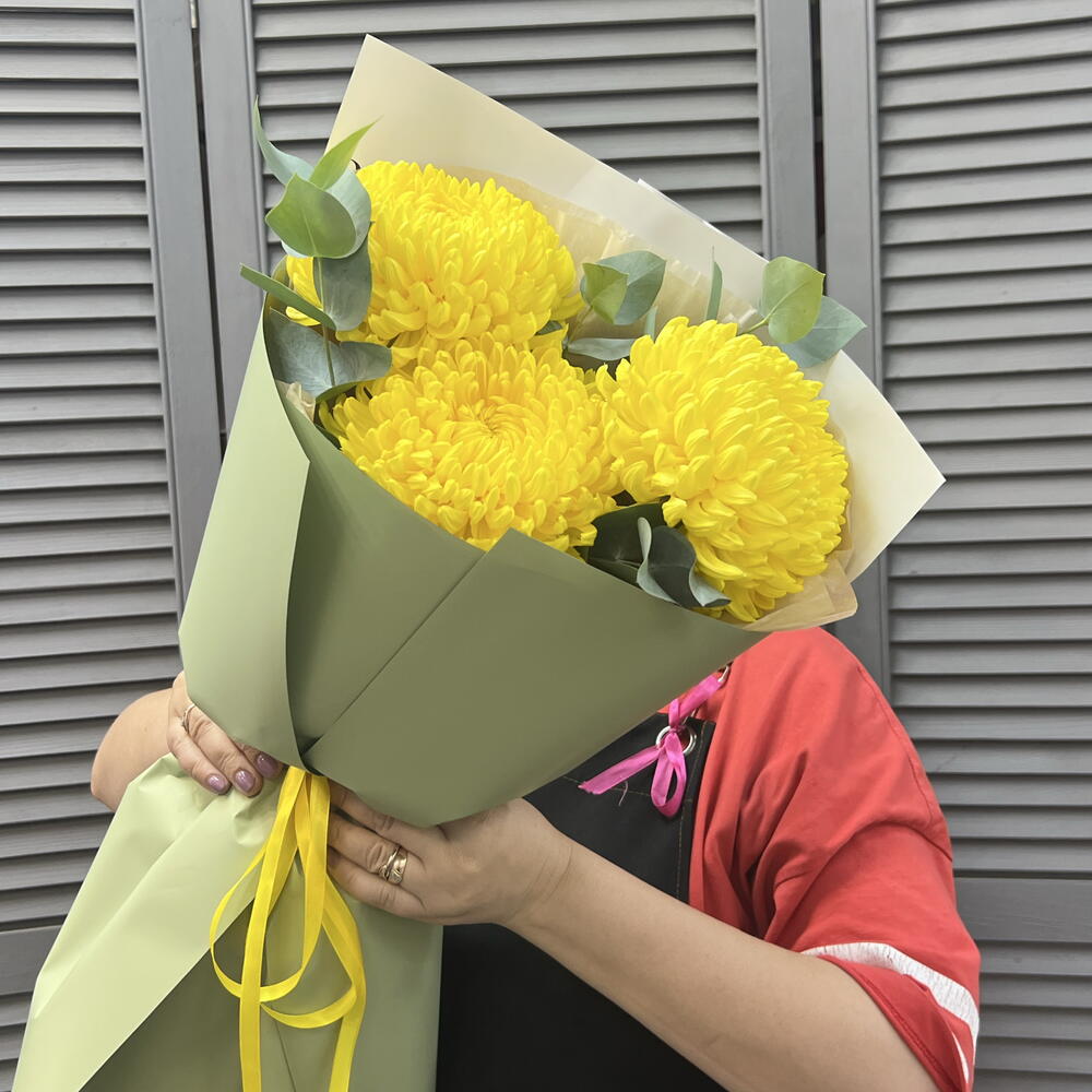 Жёлтые хризантемы с эвкалиптом💛