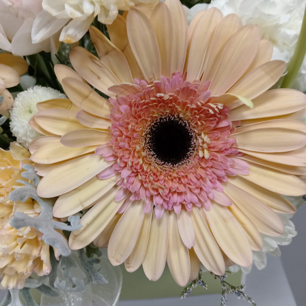 Сумочка с герберами и хризантемой