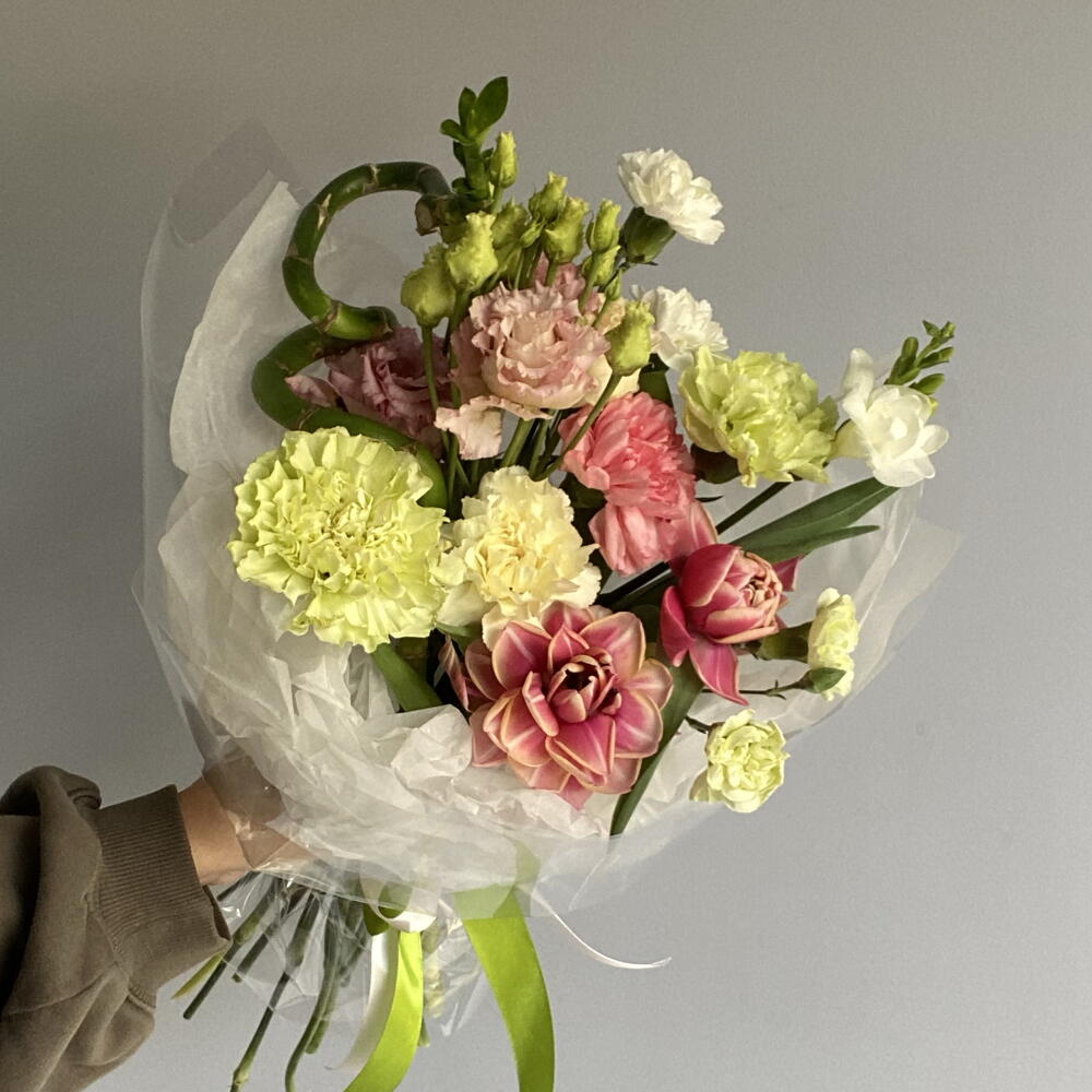 Блики солнца🧡 Букет с добавлением тюльпана, бамбука, эустомы, фрезии, диантуса в нежной упаковке💚