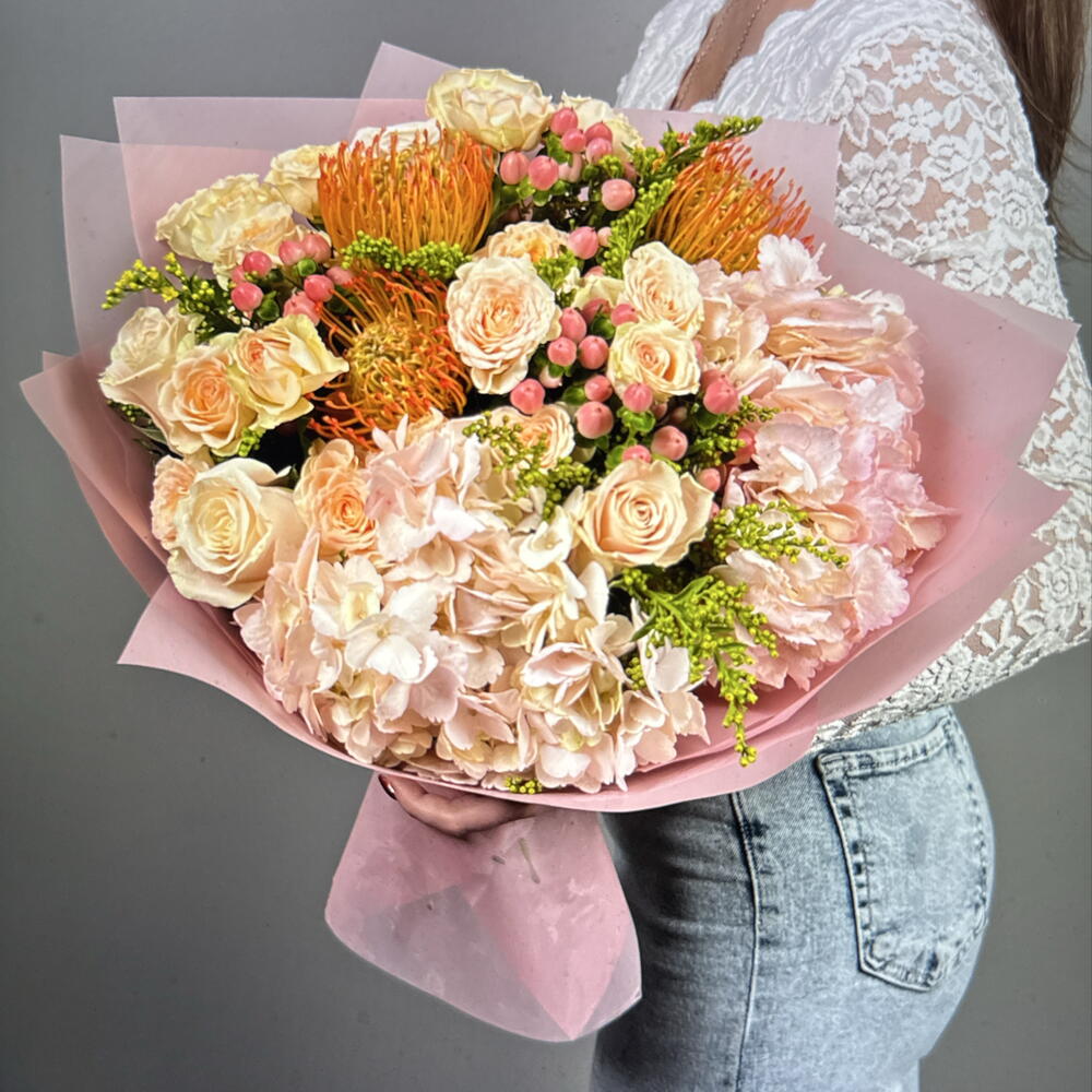 Нежный букет из гортензии, лейко, пастельной одноголовой и кустовой розы (39-0069)