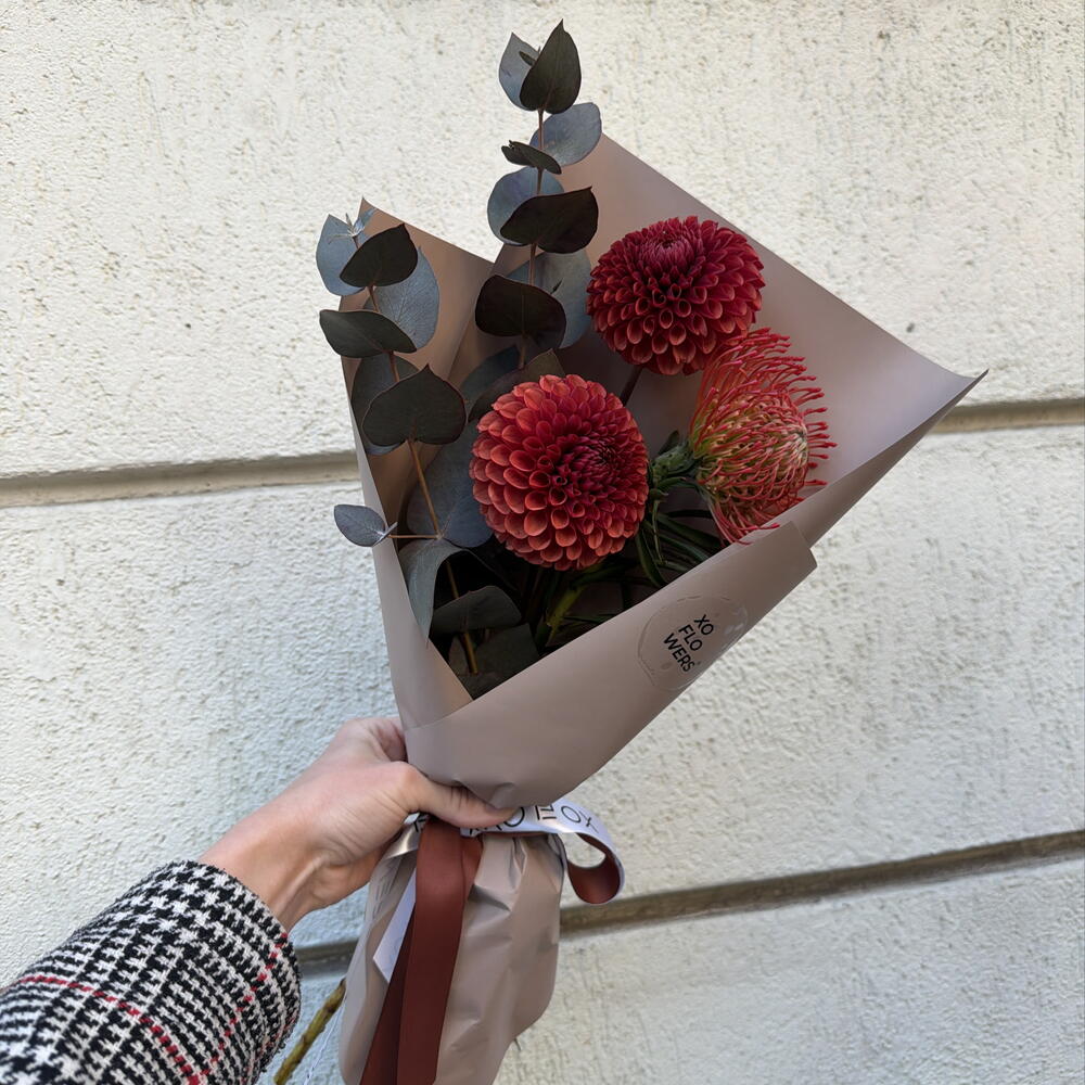 Букет-комплимент с георгинами, нутаном, эвкалиптом от XOFLOWERS
