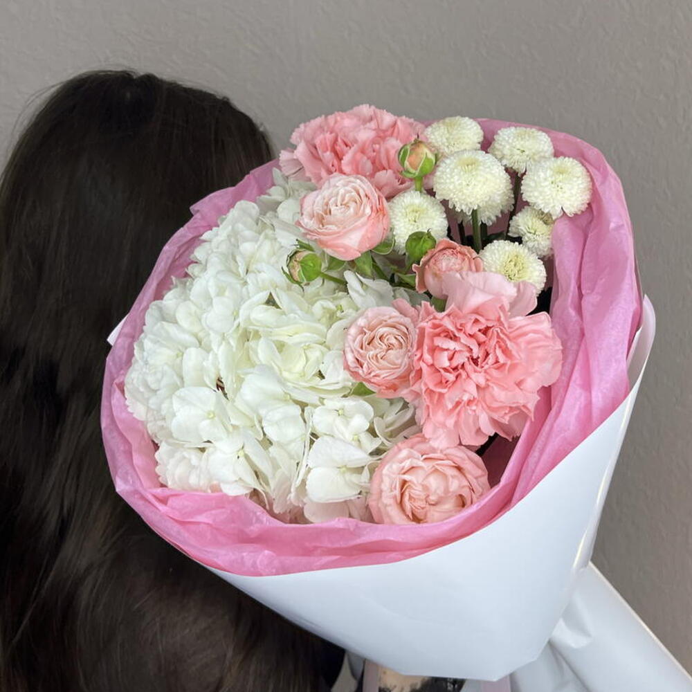 Сборный букет с гортензией и кустовыми розами 💘