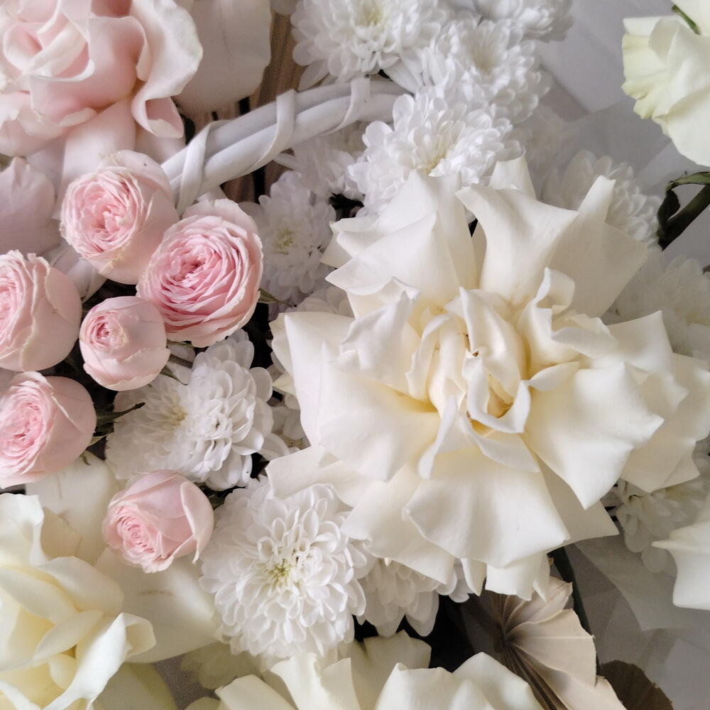 Шикарная композиция французских белых и розовых роз 🌸