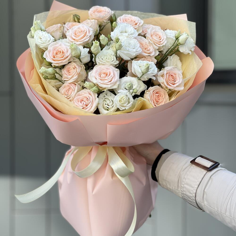 Bouquet Season of the bush rose and eustoma