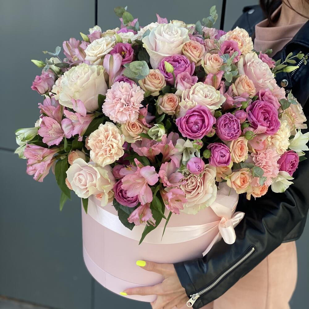 The box is a pearl of beauty made of bush roses, alstroemeria, eustoma and dianthus