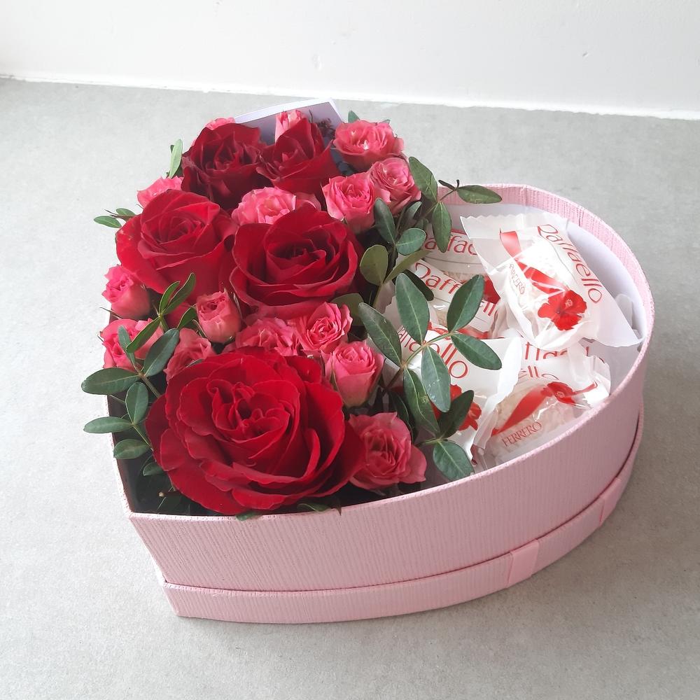 Купить цветы в коробках в кирове розы в зеленограде дешево цены