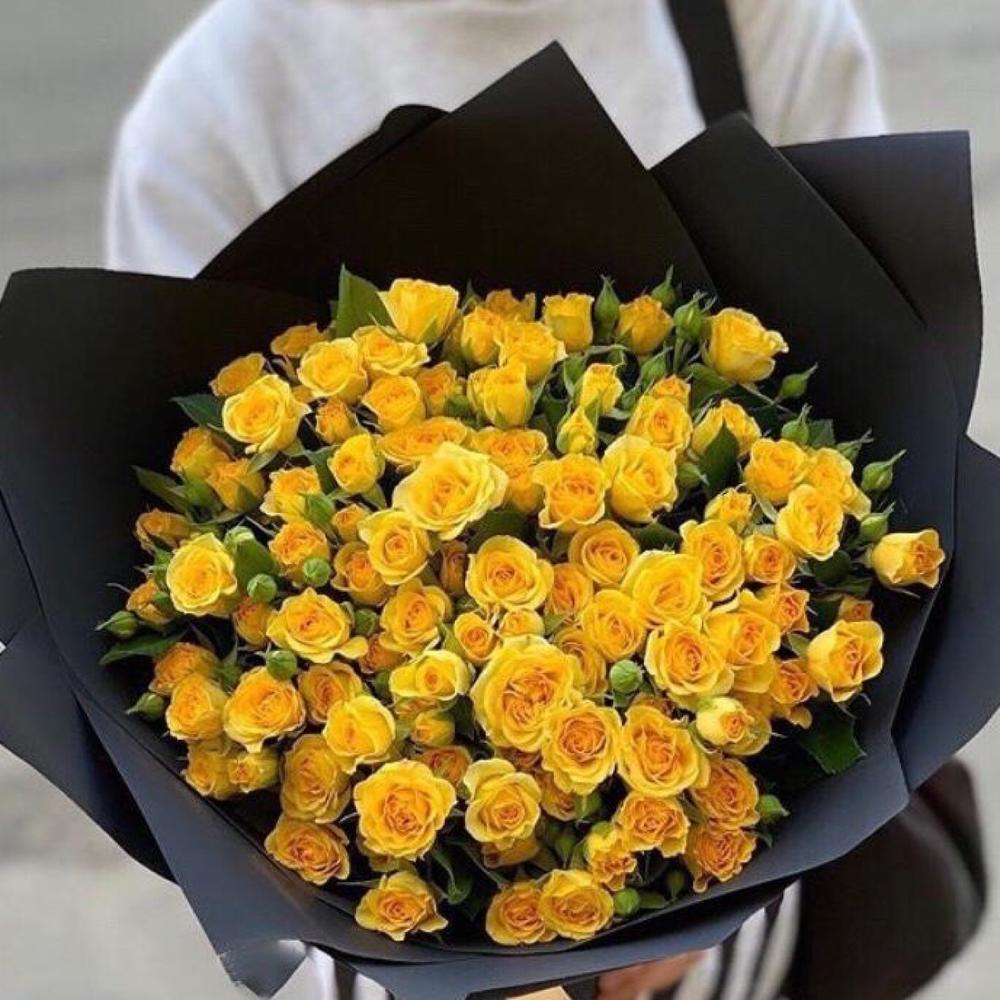 Желтые розы в черной упаковке