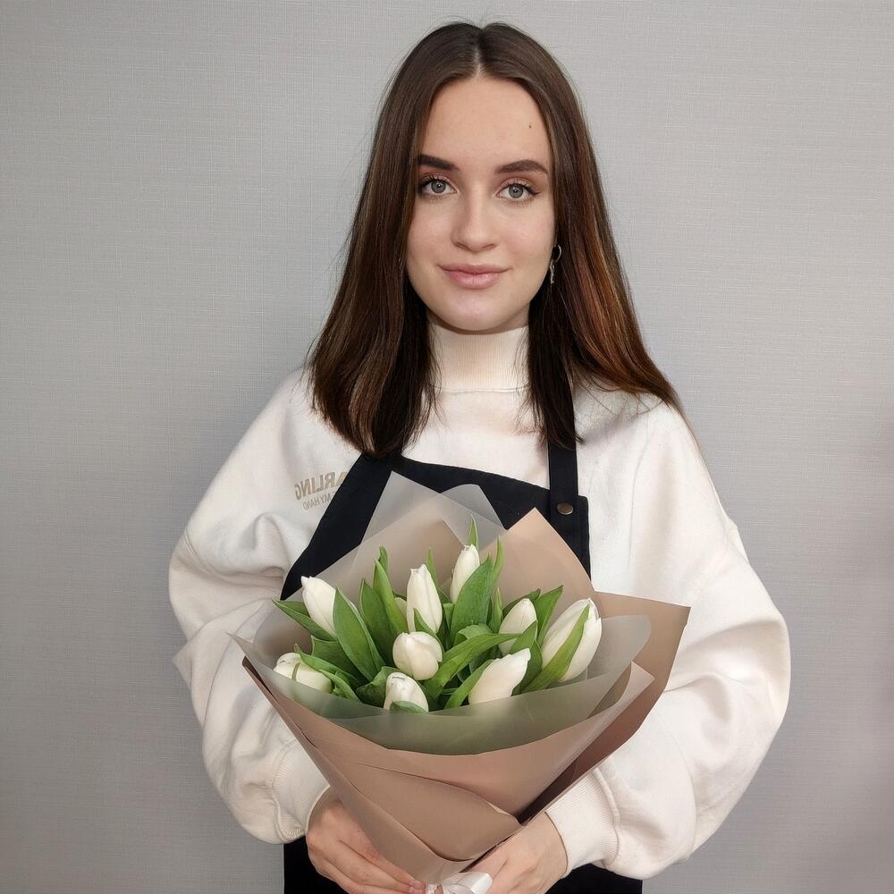 15 белых тюльпанов