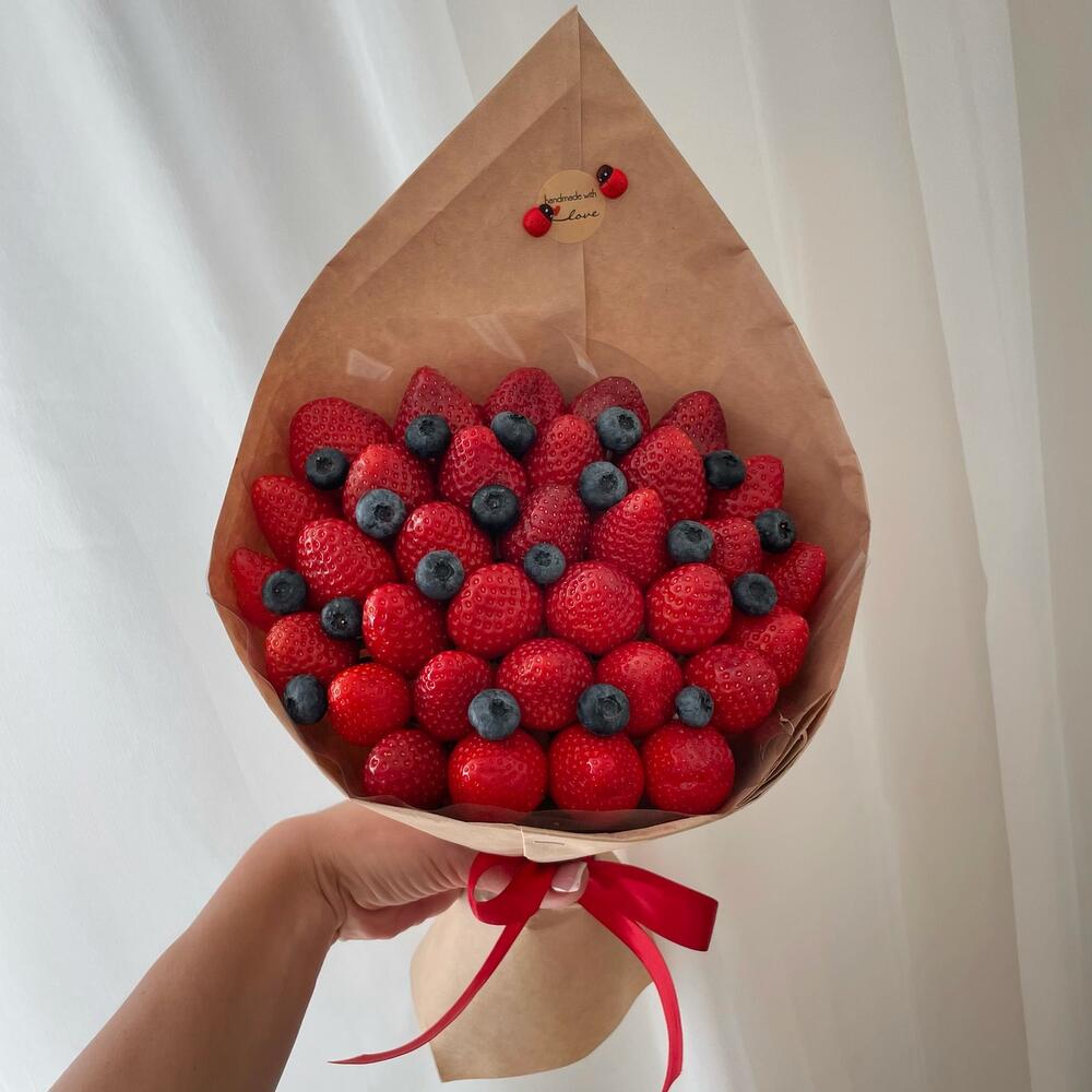 Букет из клубники и голубики
