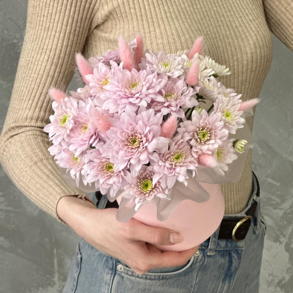 Нежная композиция в шляпной коробке из хризантем 🌸