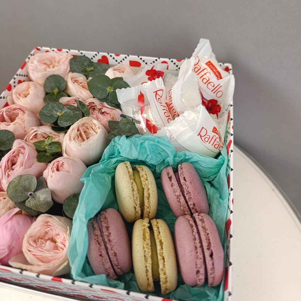 Комплимент из кустовой розы и сладости