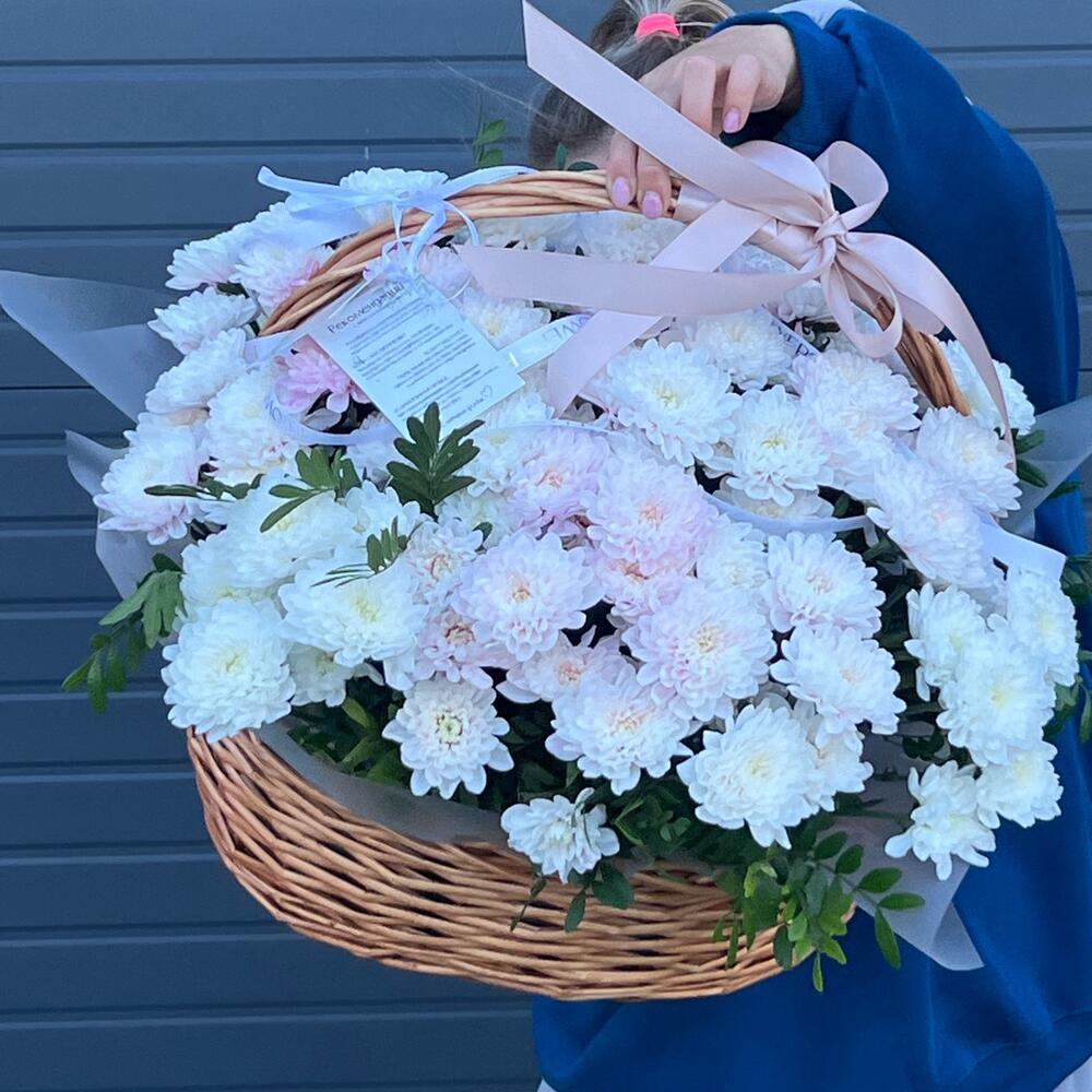 Корзина с цветами кустовыми хризантемами