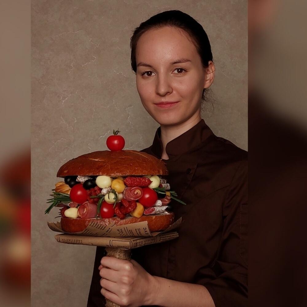 Мужской букет Бургер с колбасами и сырами