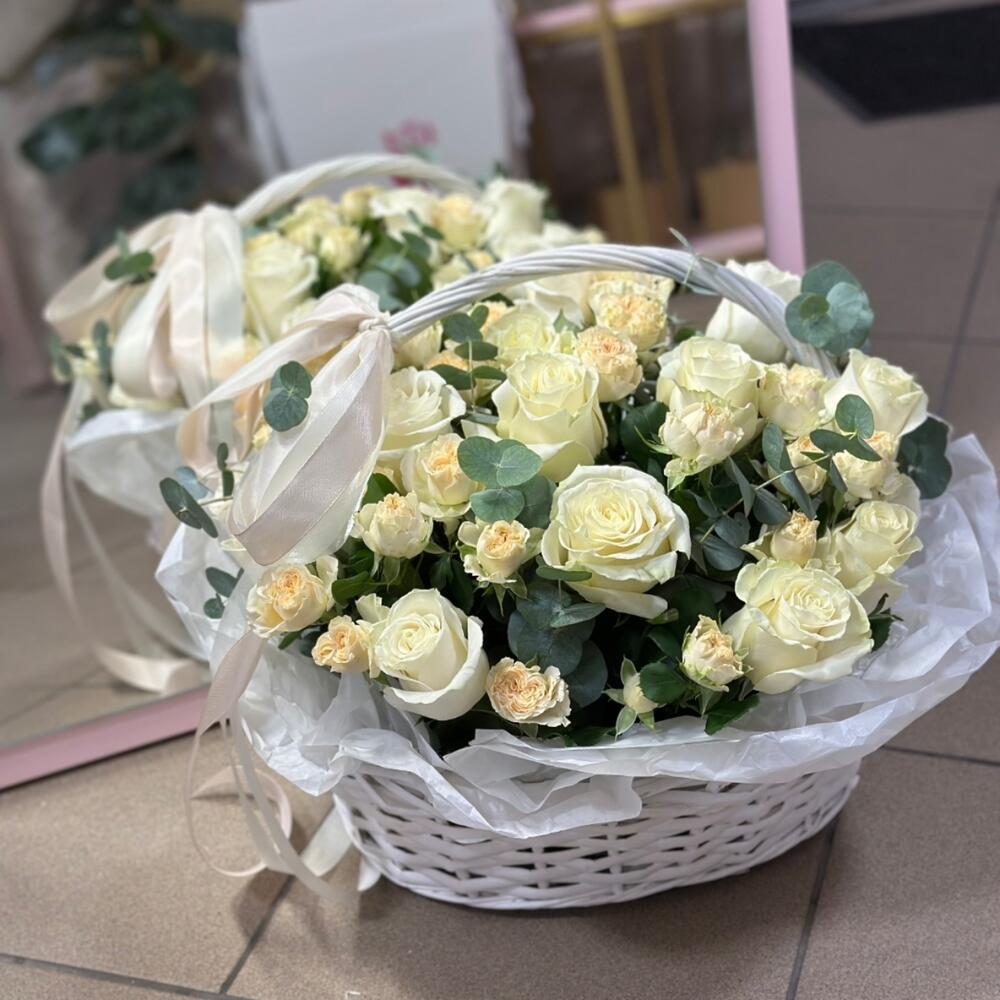 Корзина из роз и эвкалипта