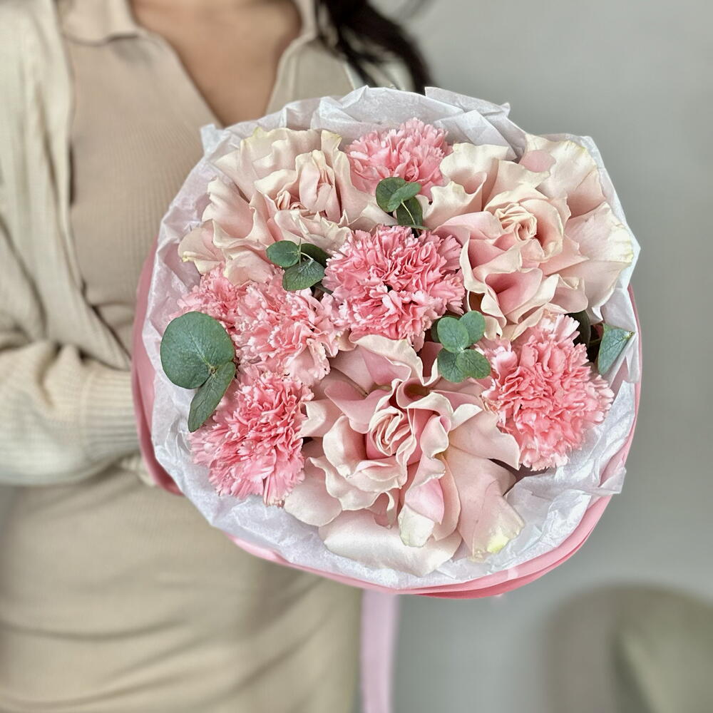 💗 Нежный поцелуй — букет из розовых роз и гвоздик