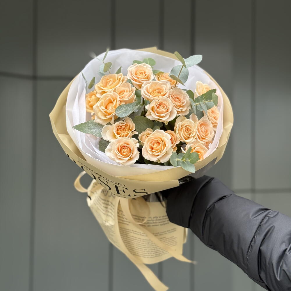 Букет Солнечный подарок из кустовых роз и эвкалипта
