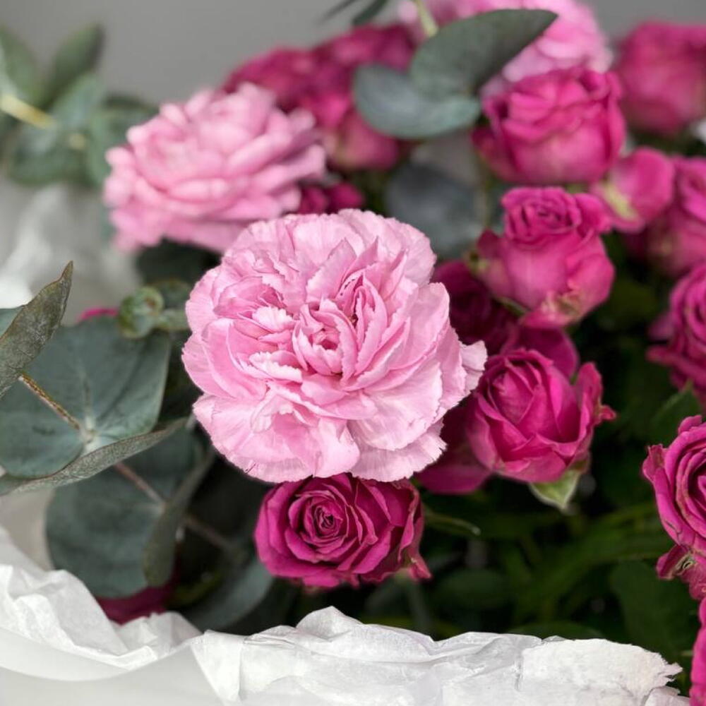 Кустовые розы и диантусы 💕