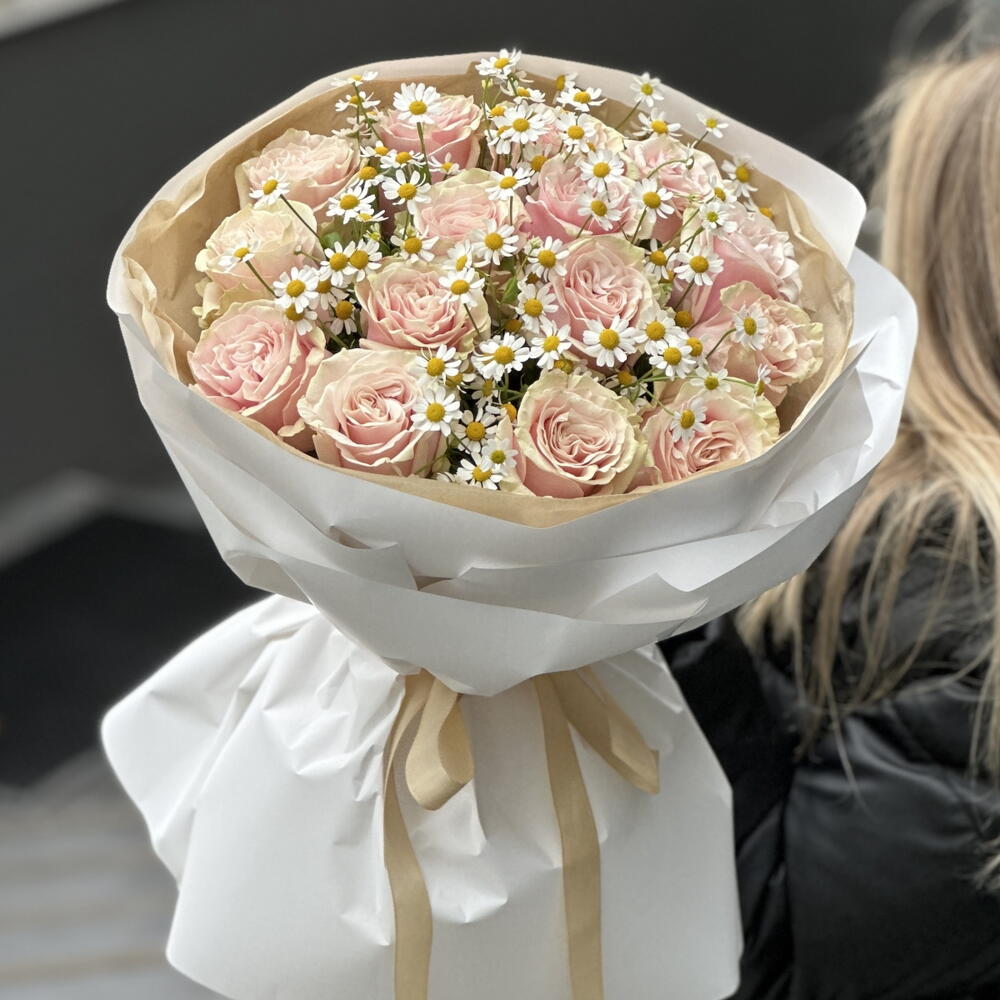 Букет Весенняя легенда из розовые розы и ромашки (танацетума)