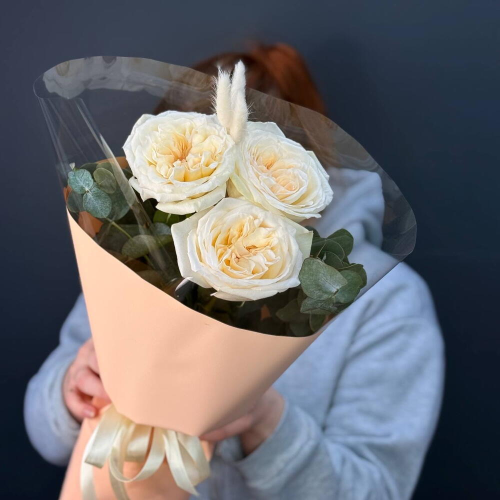 Пионовидные розы вайт охара с лагурусом