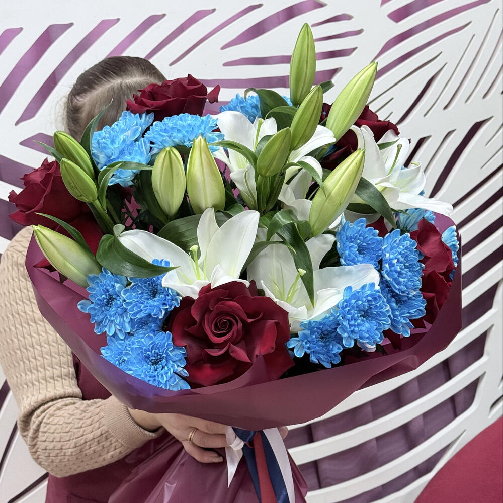 Букет с французскими розами,лилиями и кустовой хризантемой 🤍💙️
