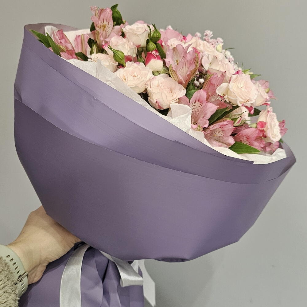 Букет из кустовой и французской розы с альстромерией