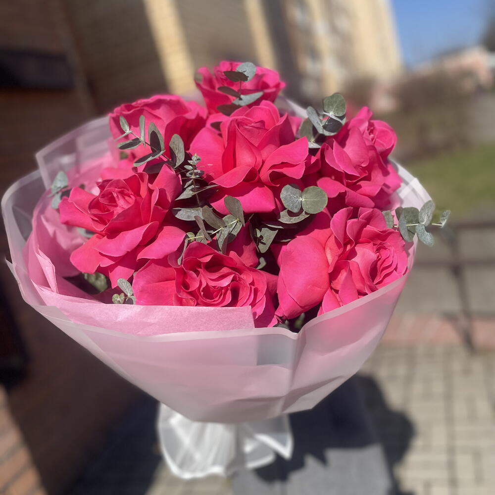 7 малиновых французских роз