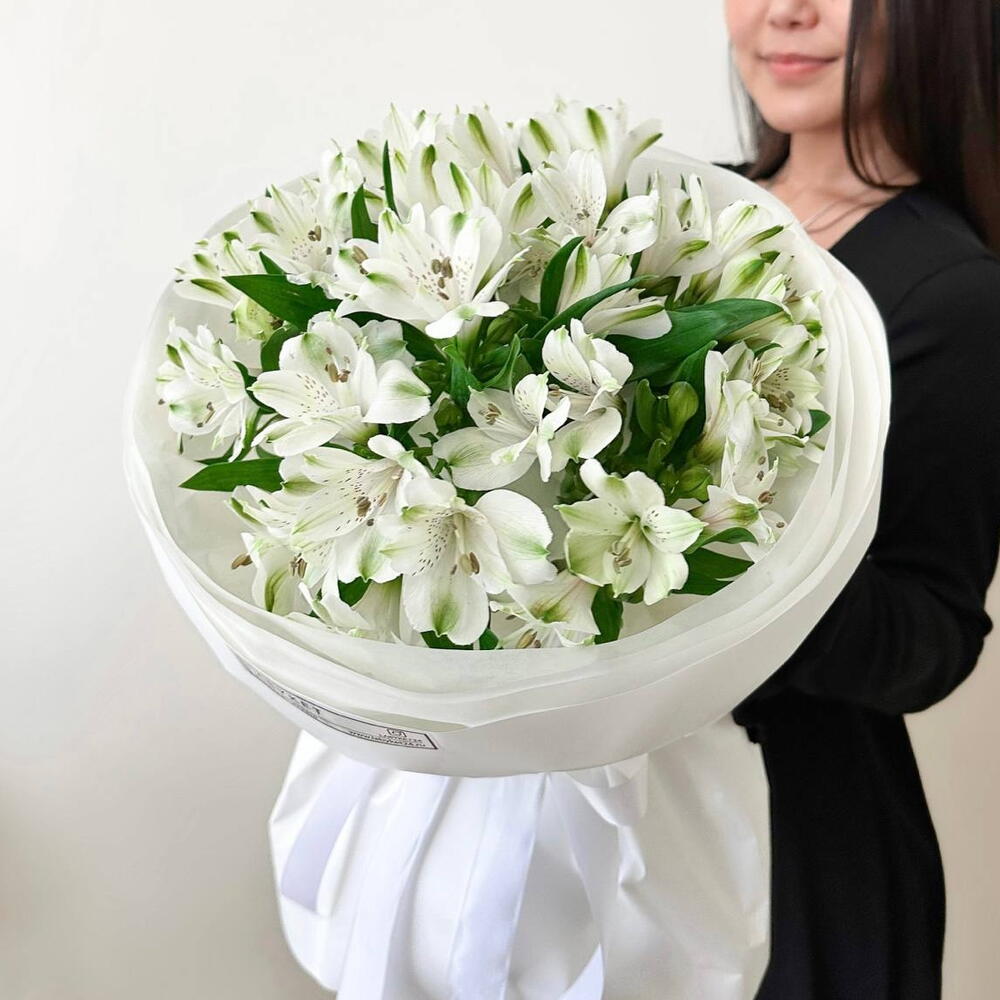 Облако из 15белых альстромерий