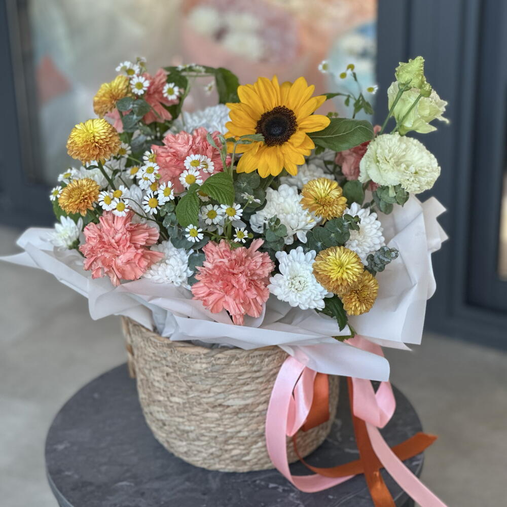 Корзина с подсоднухом, эустомой и листьями малины💛