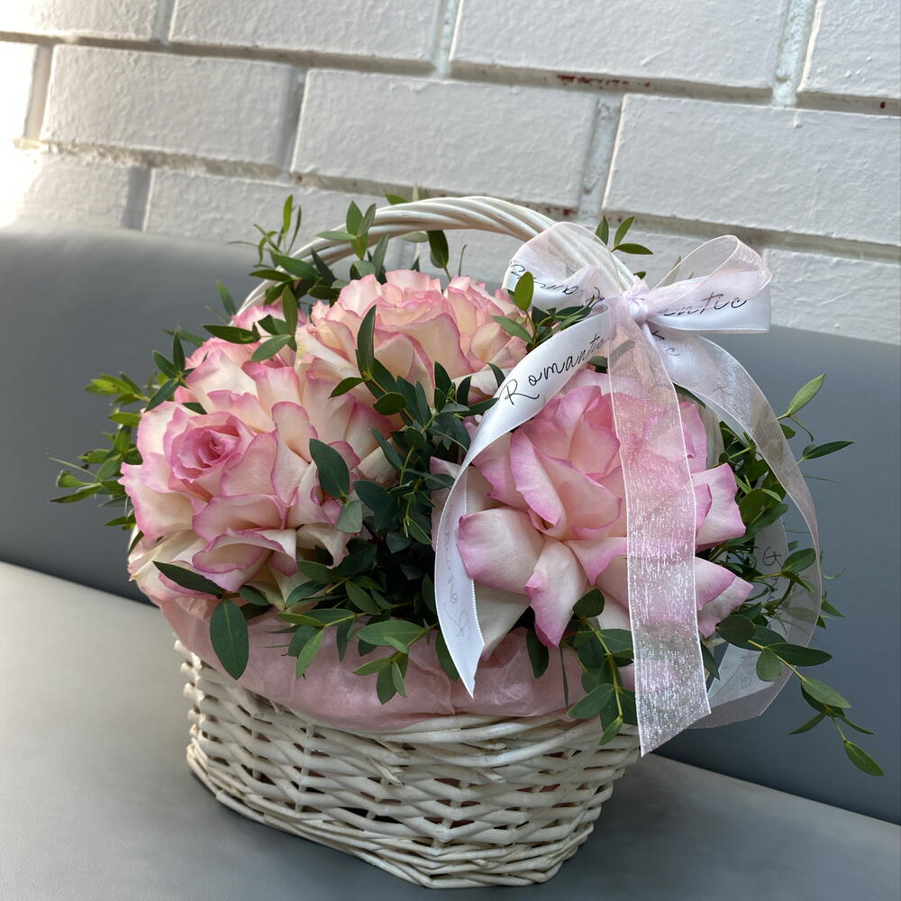 Счастье 🌸 моно композиция из французских роз и ароматного эвкалипта в плетенной корзине