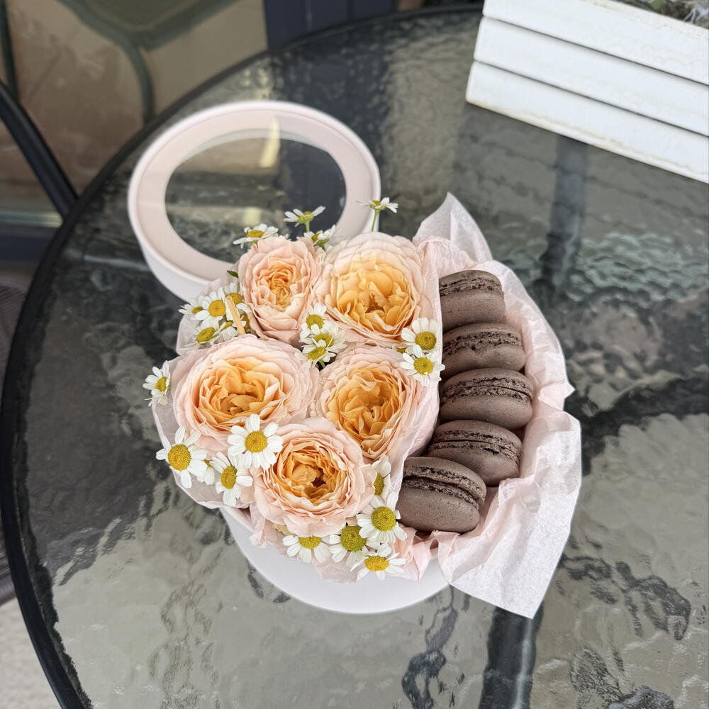 Коробочка с цветами и макаронс шоколад