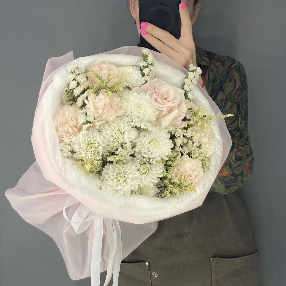 Букет комплимент 🥰 нежная французская Роза 🥐🌸🥐 кустовая Хризантема 🌿 кремовые диантусы 🩷 белоснежная статица🤍