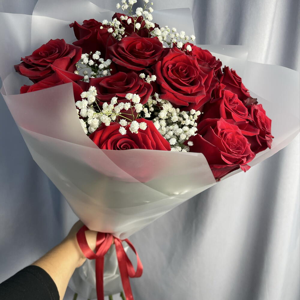 Алые розы с гипсофилой
