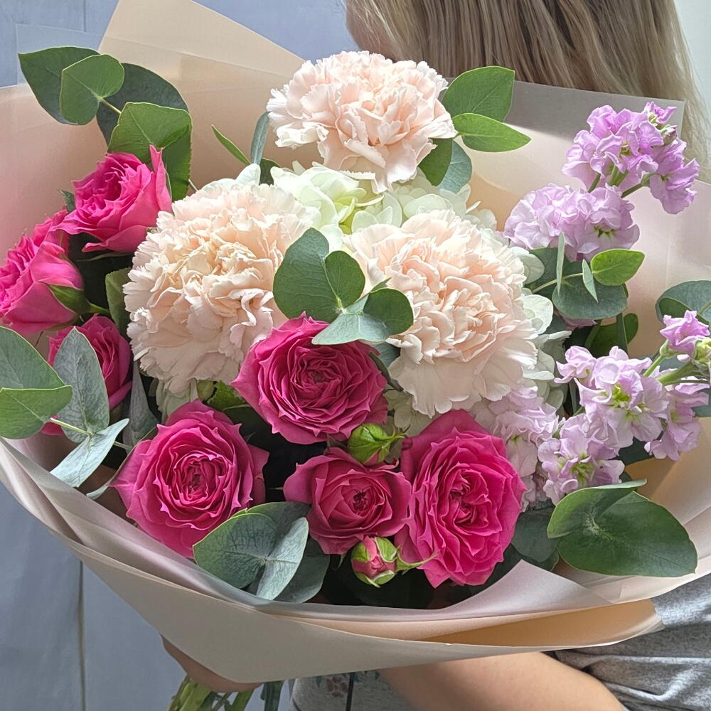 Букет из эвкалипта,  диантуса,  кустовой розы,  маттиолы,  гортензии