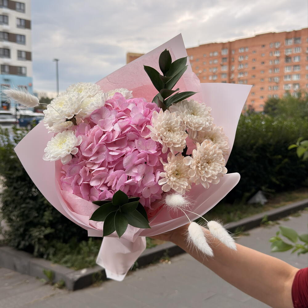 Букет с розовой гортензией