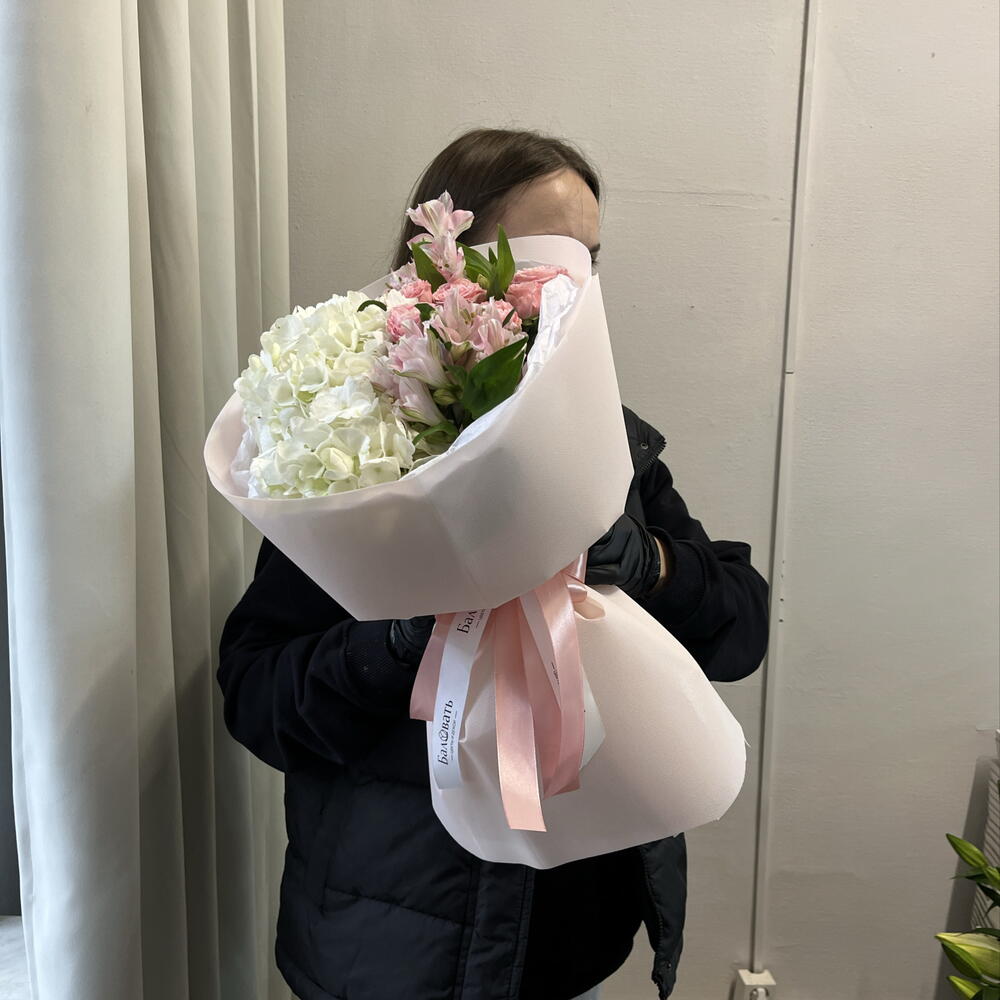 Букет-комплимент: пионовидные розы,гортензия и альстромерия