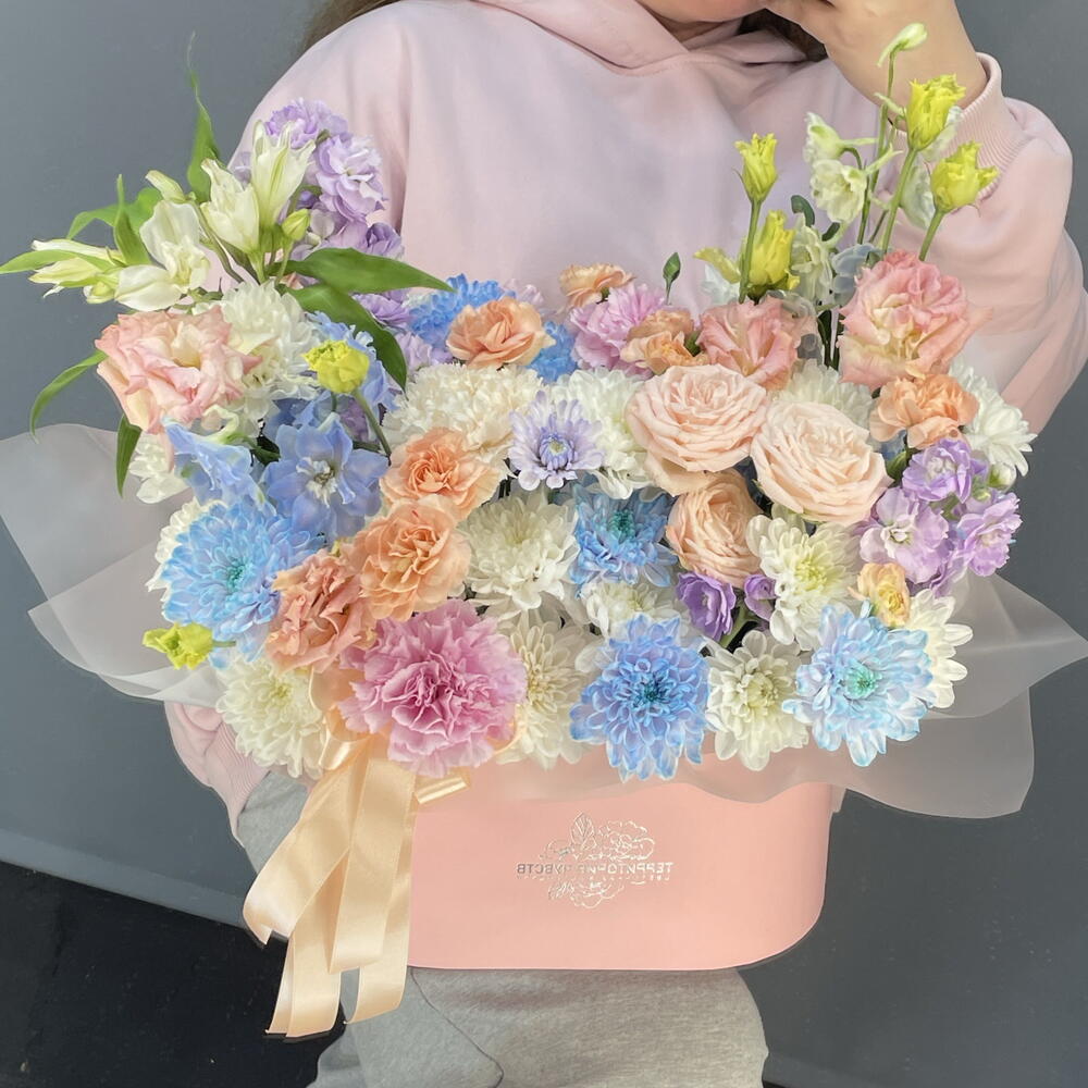 Коробка с дельфиниумом , эустомой , маттиолой кустовой 🎀
