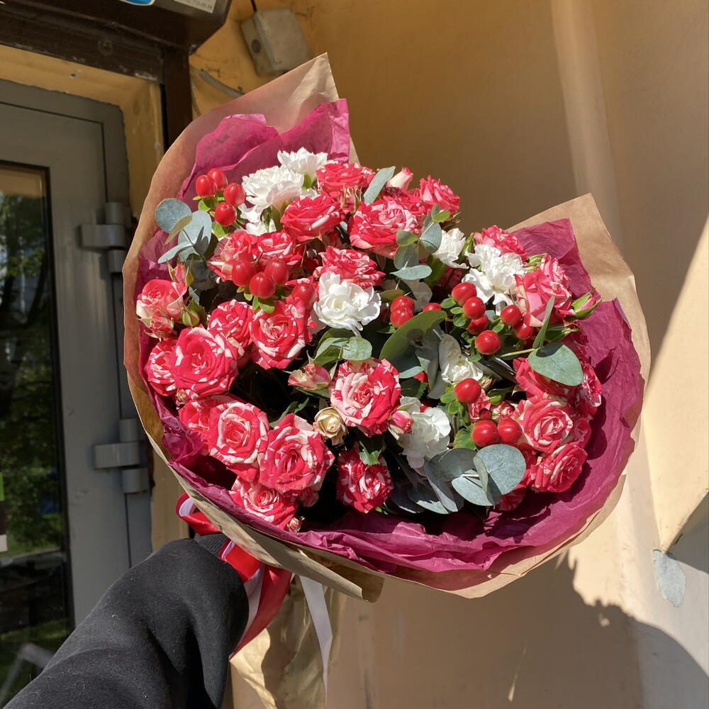 Букет малиновый 💗 «садовый восторг» в составе кустовые розы, кустовые лиантусы WHITE, эвкалипт, гиперикум