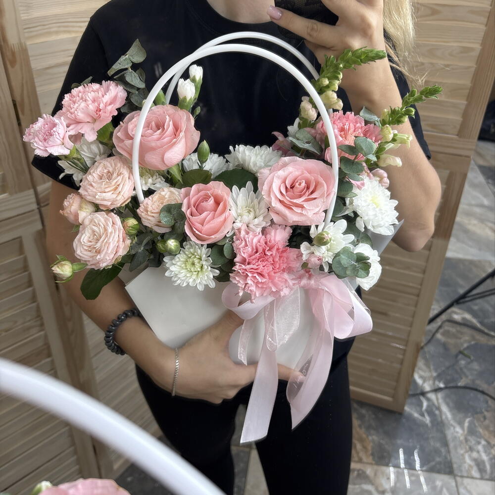 Композиция: розовый секрет 🎀из пионовидных роз, антириниума, хризантем, одноголовых роз, диантусов и эвкалипта