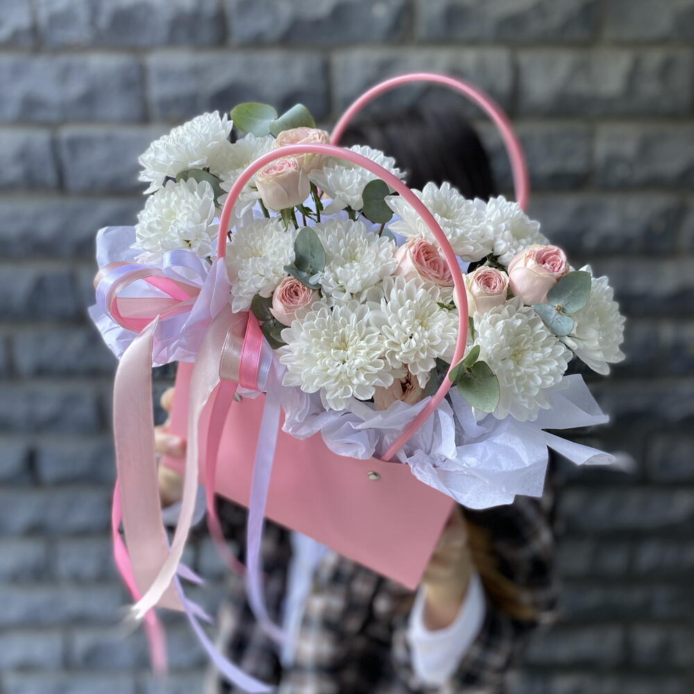 Композиция с кустовыми розами в коробке🥰