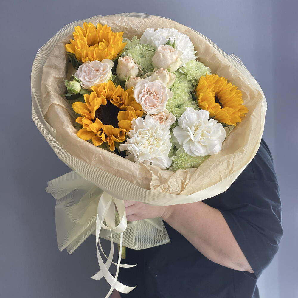 Букет комплимент 🌼 яркие подсолнухи 🌻🌻🌻 белоснежный диантус 🌿 пионовидная кустовая Роза 🩷