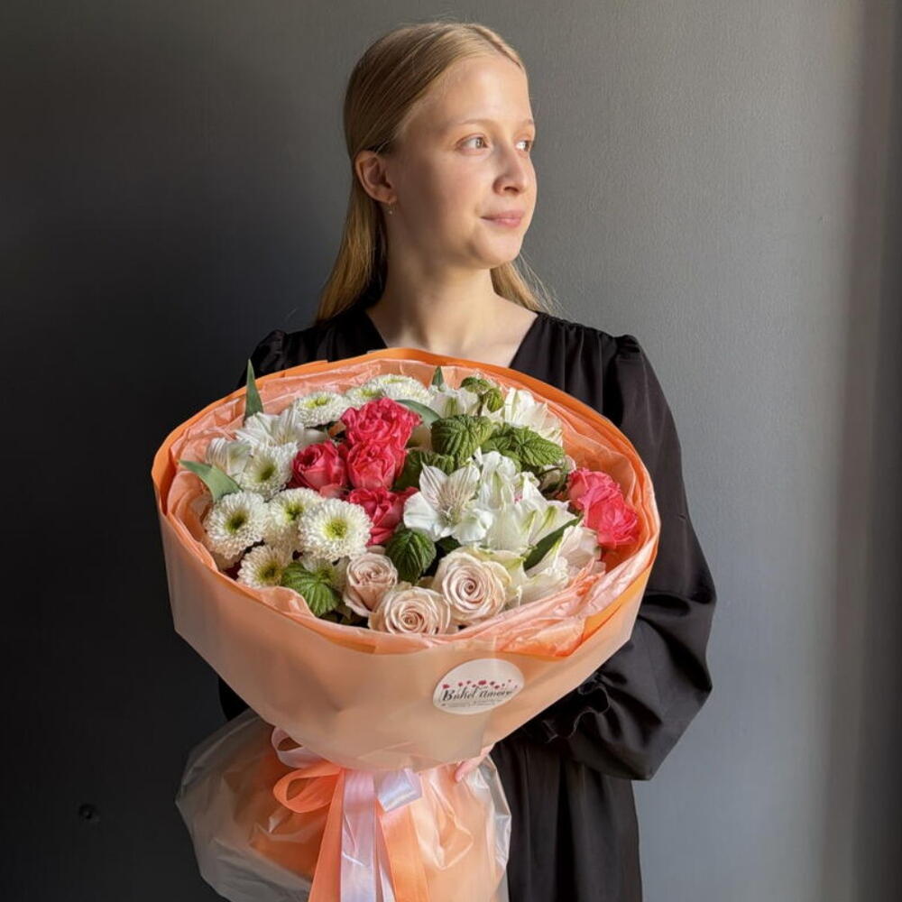 Пышный и яркий букет из ажурных роз, сортовых хризантем и изящных альстромерий