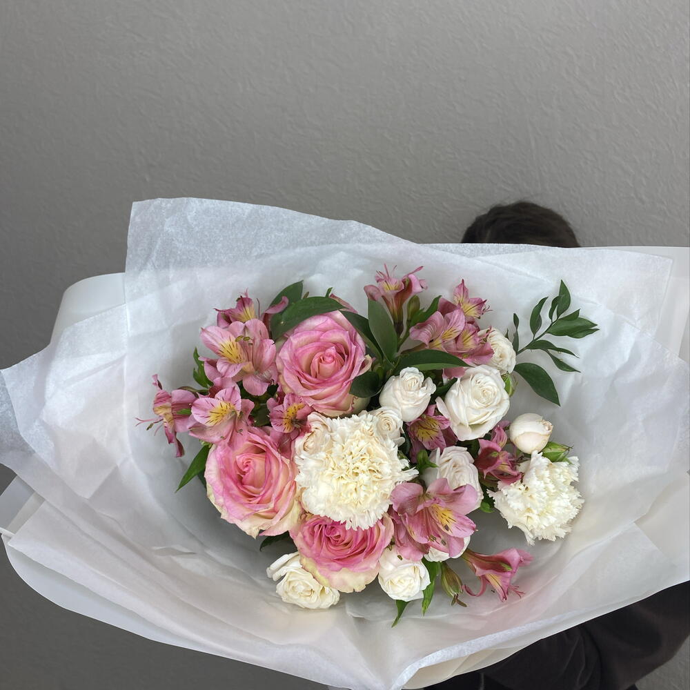 Авторский букет с розами и альстромерией 💖
