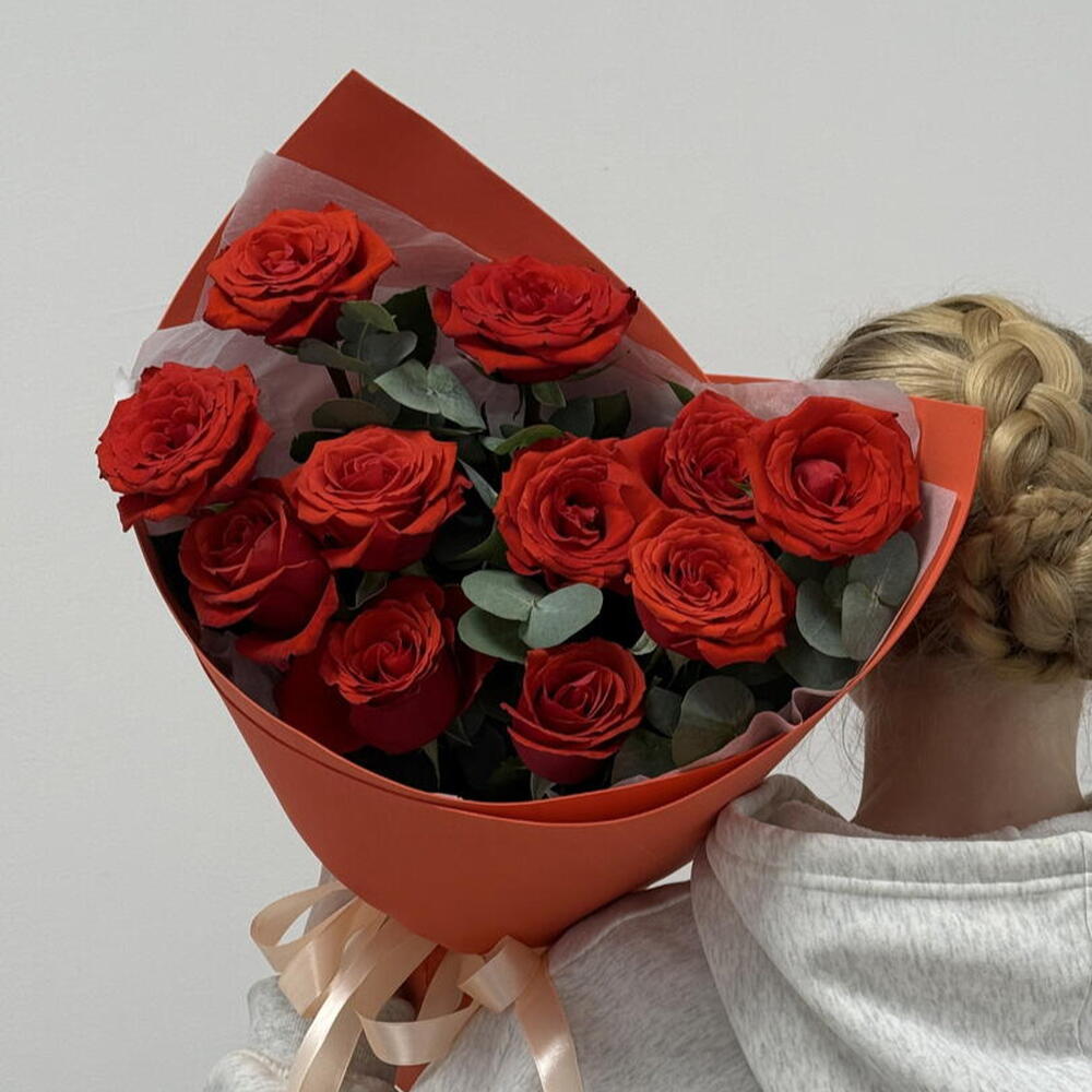 Яркий букет «Последний вечер лета🌹» с 11 розами и эвкалиптом💐