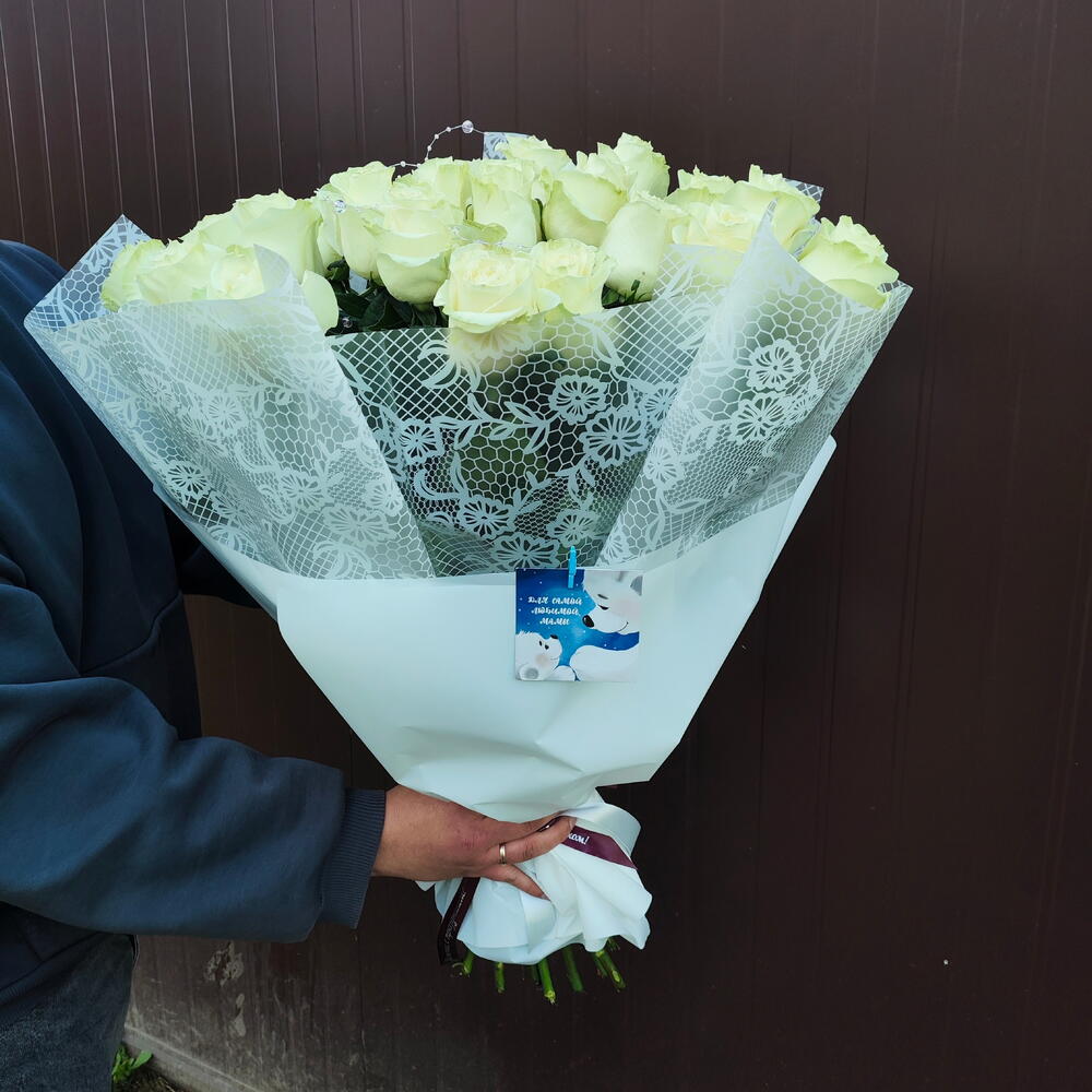 Букет из белых роз в упаковке для самых Любимых
