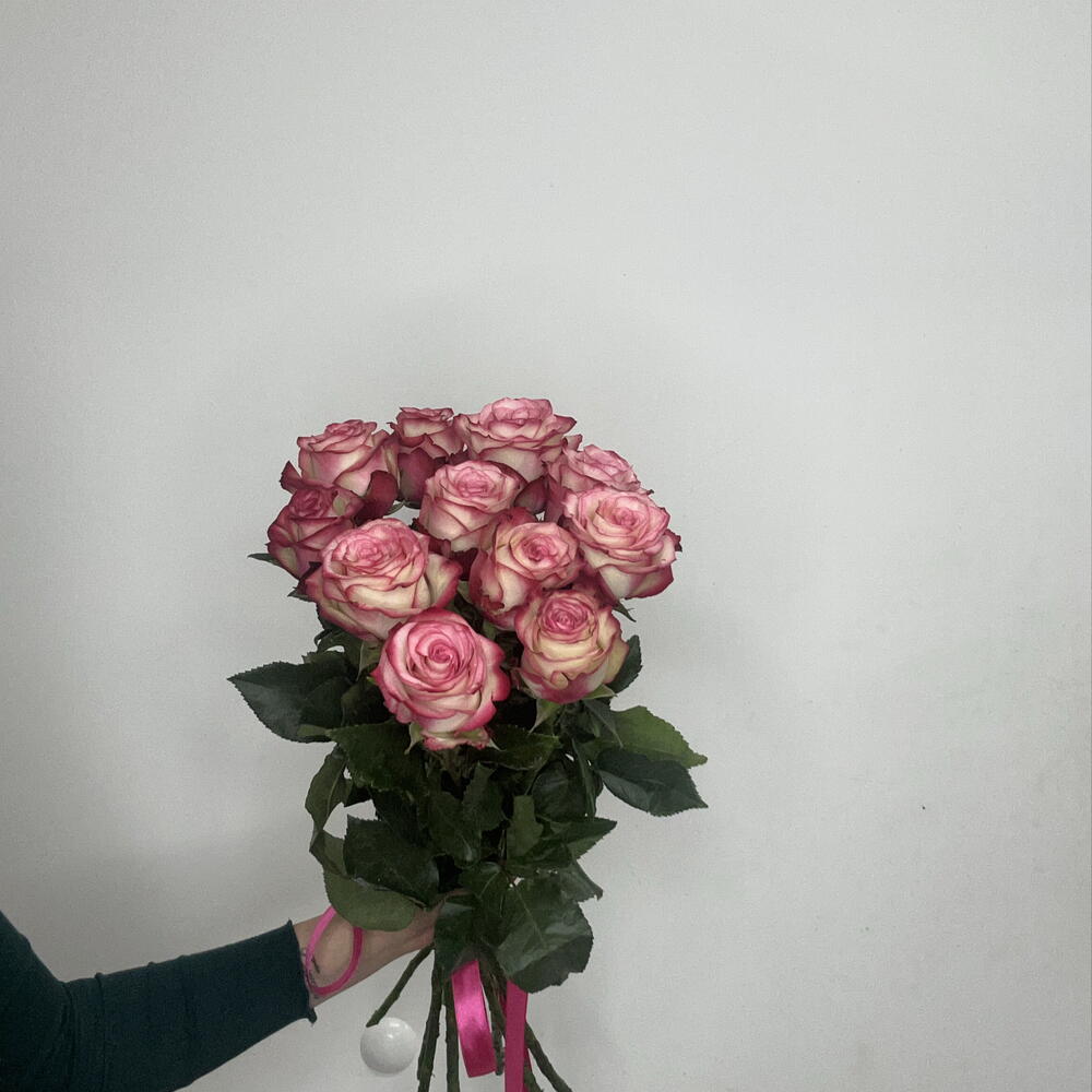11 розовых роз