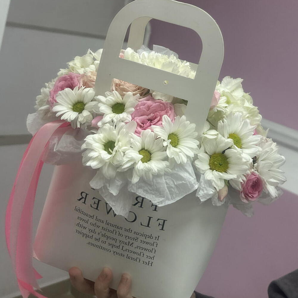 Композиция из ромашковых хризантем