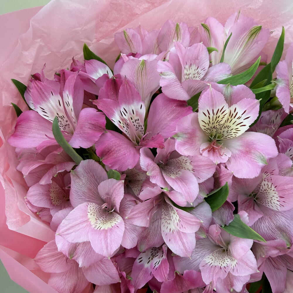 Букет-комплимент из розовых альстромерий 💐
